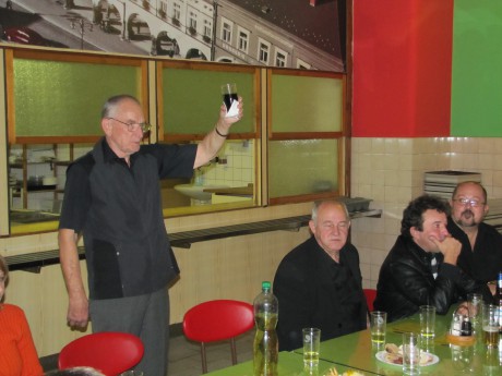 Přípitek na společné večeři po skončení koncertu